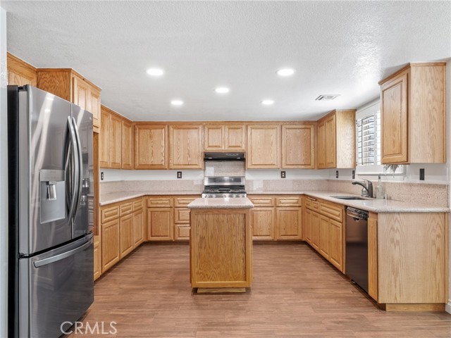 12596 Whispering Springs Road, Victorville CA: https://media.crmls.org/medias/2cf958cf-84f5-4e48-a127-0004c582cd45.jpg