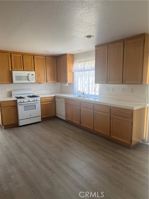 Detail Gallery Image 4 of 17 For 674 Myrtle Ave, Perris,  CA 92571 - 4 Beds | 2/1 Baths