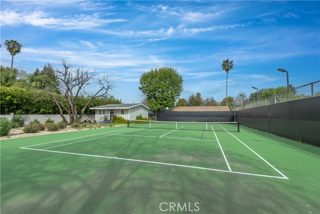 Detail Gallery Image 39 of 53 For 22637 Erwin St, Woodland Hills,  CA 91367 - 6 Beds | 5/1 Baths