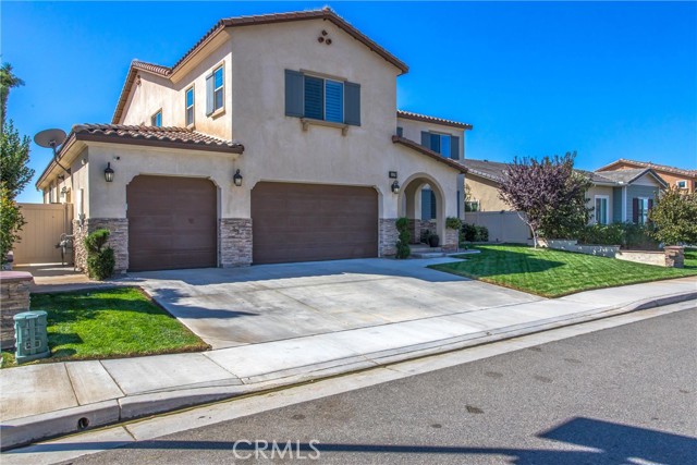 Detail Gallery Image 4 of 28 For 1579 Croton St, Beaumont,  CA 92223 - 5 Beds | 3/1 Baths