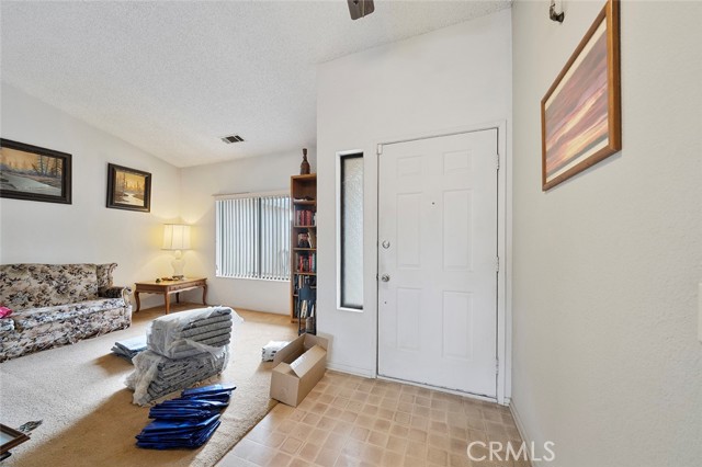 Detail Gallery Image 4 of 33 For 10217 Mount Shasta, Hesperia,  CA 92345 - 3 Beds | 2 Baths