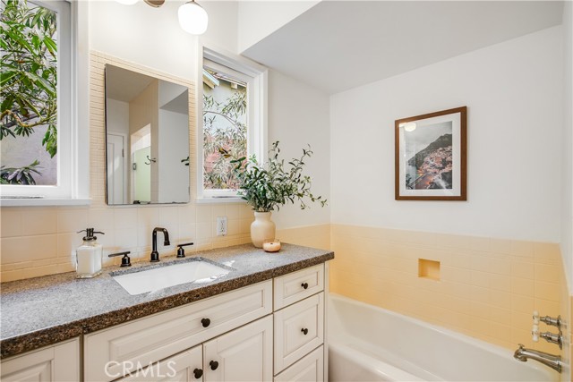 4295 Canoga Avenue, Woodland Hills CA: https://media.crmls.org/medias/2d00f058-e677-426f-adf7-911091ecaba9.jpg