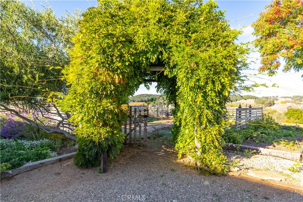 https://media.crmls.org/medias/2d0480ee-8c90-4b79-9cf0-cb5ec178524f.jpg?preset=X-Large