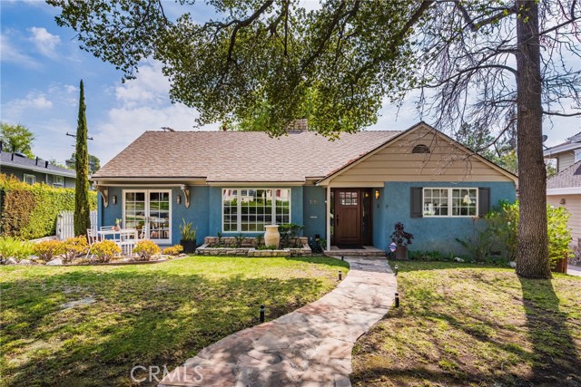 Detail Gallery Image 3 of 20 For 1215 Oak Circle Dr, Glendale,  CA 91208 - 4 Beds | 2/1 Baths