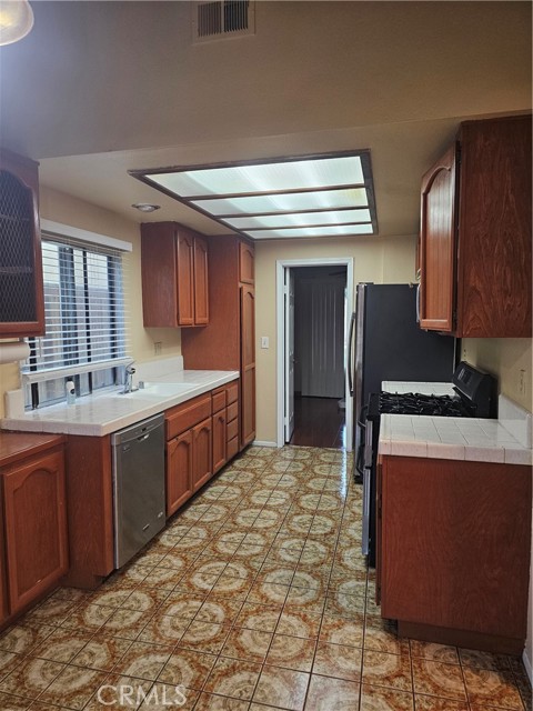 Detail Gallery Image 5 of 6 For 12 Crockett, Irvine,  CA 92620 - 4 Beds | 5/1 Baths