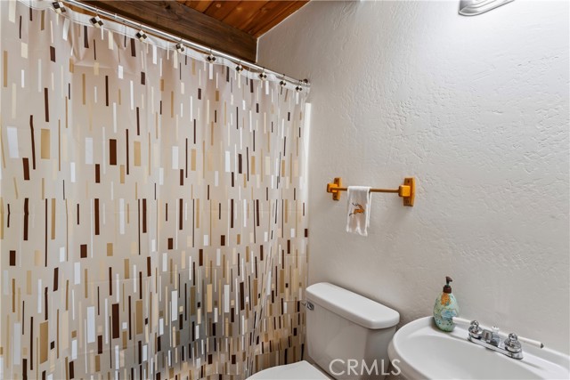 Detail Gallery Image 15 of 37 For 1555 Moon Dr, Lake Arrowhead,  CA 92352 - 2 Beds | 2 Baths