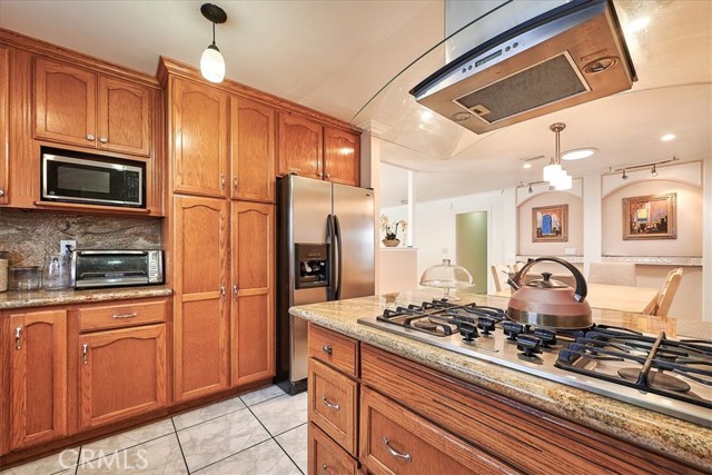 Detail Gallery Image 12 of 52 For 6372 Larchwood Dr, Huntington Beach,  CA 92647 - 4 Beds | 2 Baths