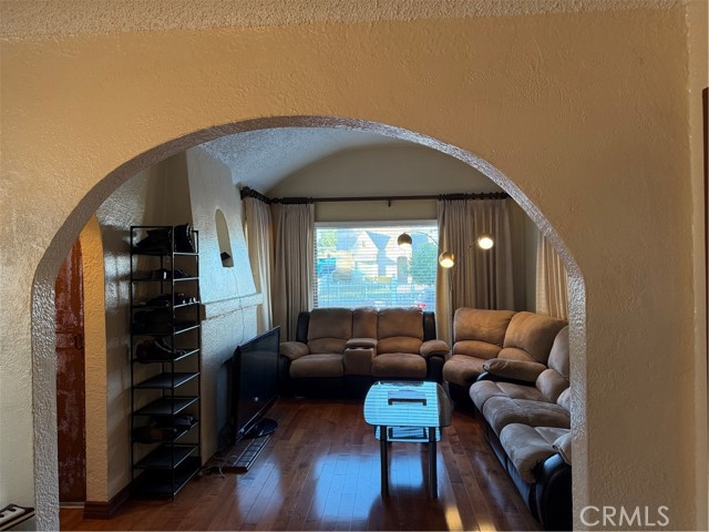 514 W 102nd, Los Angeles CA: https://media.crmls.org/medias/2d127bb9-72df-4445-be2c-35800fe2efa5.jpg