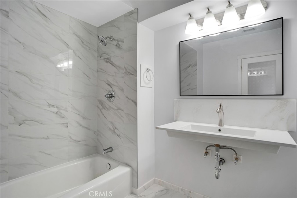 https://media.crmls.org/medias/2d1319d8-8dbe-4f70-864e-1f868a513408.jpg?preset=X-Large