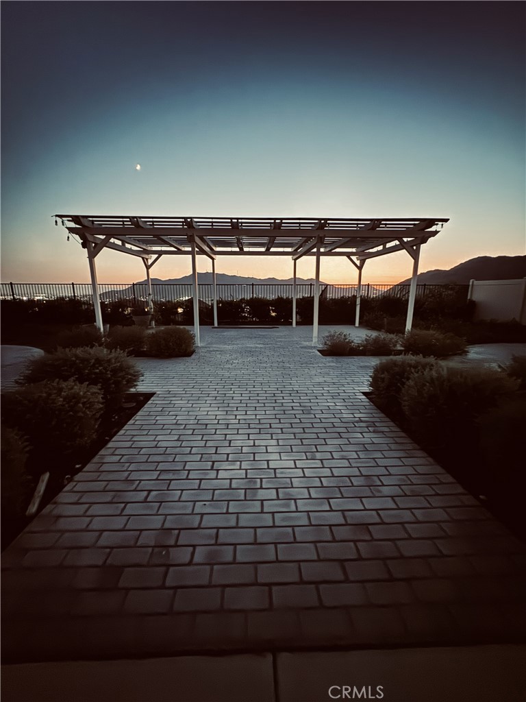 https://media.crmls.org/medias/2d13eae5-ce4c-41bc-8ee2-d6a65b054bb9.jpg?preset=X-Large