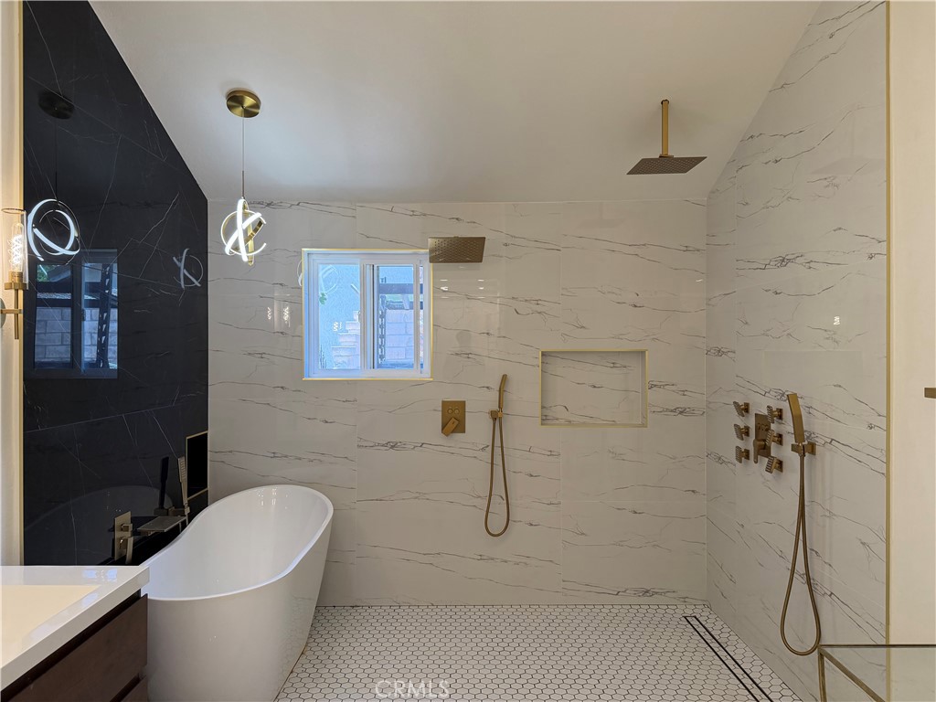 https://media.crmls.org/medias/2d13eccf-da3d-420b-b48b-4108ae566471.jpg?preset=X-Large