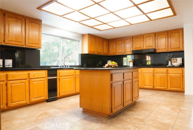 23242 Burbank Boulevard, Woodland Hills CA: https://media.crmls.org/medias/2d1458af-80c4-4ae4-80cb-a2517fd84134.jpg