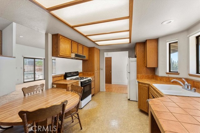 18510 Santa Fe Avenue, San Bernardino CA: https://media.crmls.org/medias/2d164c9b-c81c-4d25-9fc4-8ad0e109b843.jpg