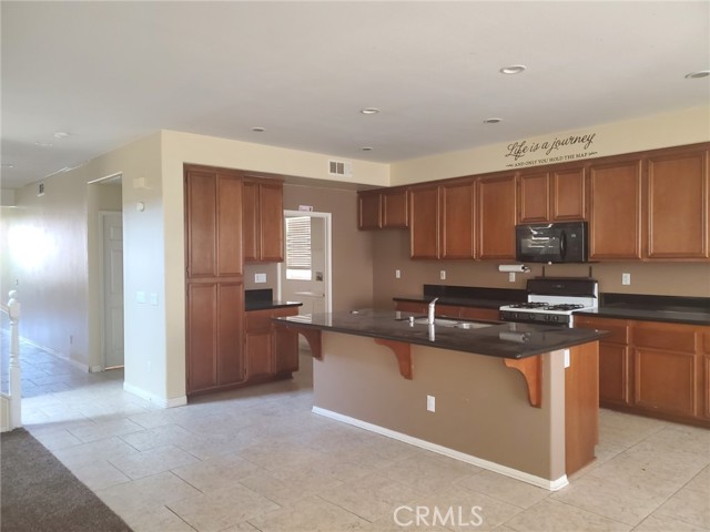 Detail Gallery Image 4 of 7 For 1678 Gazebo Ln, Hemet,  CA 92545 - 4 Beds | 2/1 Baths