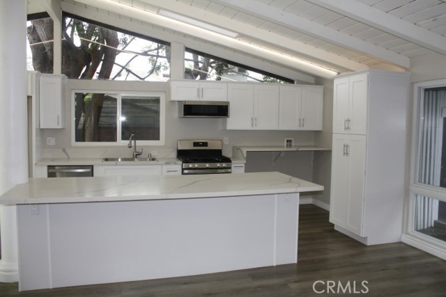 15814 Septo Street, North Hills CA: https://media.crmls.org/medias/2d1d5aeb-0cd4-4454-968d-b1dff447ec9d.jpg