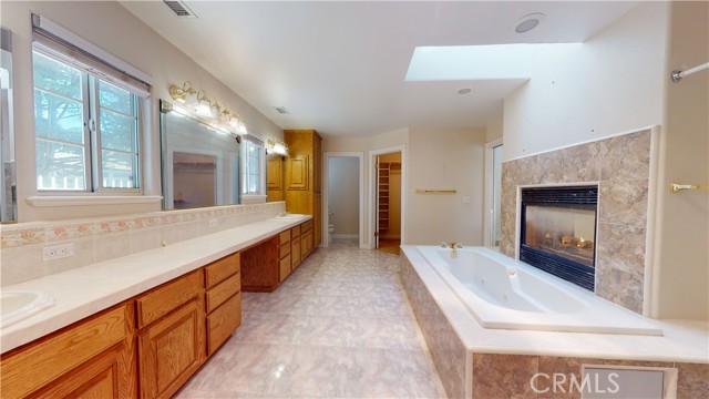 Master Bath/Tub