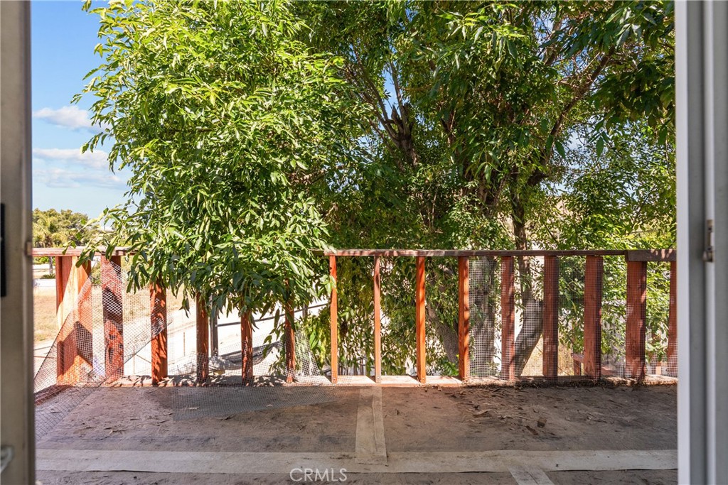 https://media.crmls.org/medias/2d1e21c5-83d9-448f-b2df-8081c89f3a18.jpg?preset=X-Large