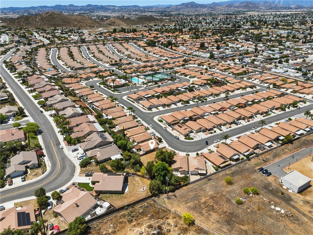 https://media.crmls.org/medias/2d1e93c7-7a91-481d-b6ce-ccdc3e2e93c2.jpg?preset=X-Large