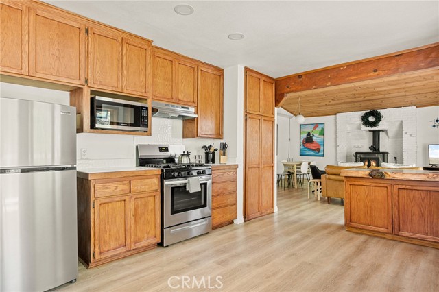 Detail Gallery Image 8 of 31 For 1080 Chateau Dr, Crestline,  CA 92325 - 3 Beds | 2/1 Baths