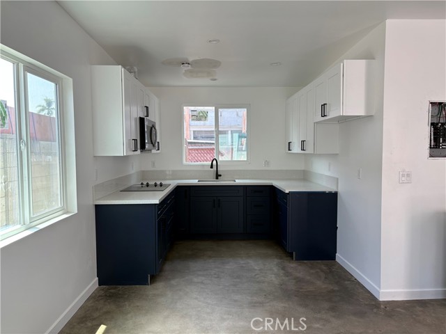 Detail Gallery Image 4 of 7 For 7315 1/2 Normandie, Los Angeles,  CA 90044 - 2 Beds | 1 Baths
