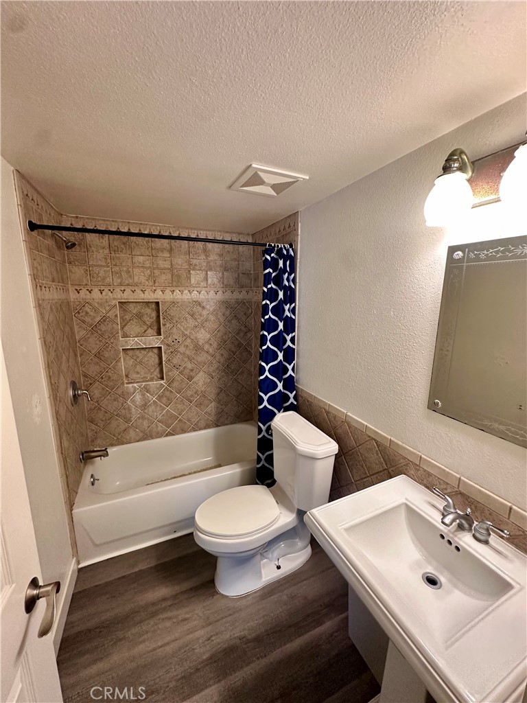 https://media.crmls.org/medias/2d2c04f1-f690-4074-9d69-2e2c349b30f4.jpg?preset=X-Large