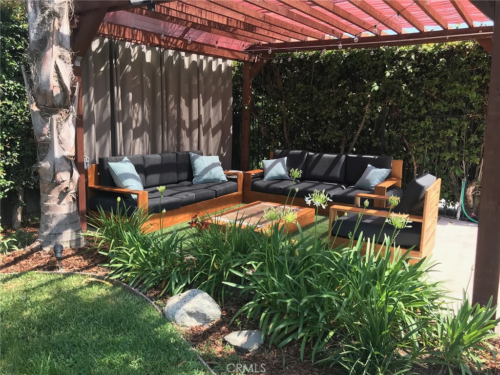 https://media.crmls.org/medias/2d2c50e1-d153-46bd-869b-e78768c45214.jpg?preset=X-Large