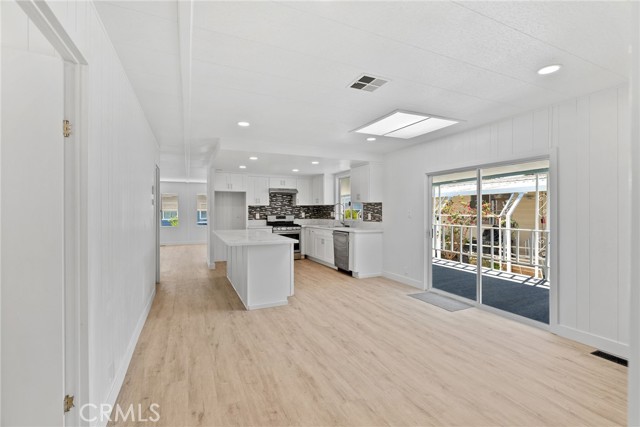 10200 Bolsa Ave, Westminster CA: https://media.crmls.org/medias/2d2d2983-0180-4c6c-bb0b-168e5e1026bb.jpg