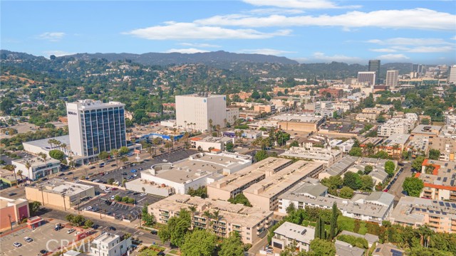 Detail Gallery Image 2 of 49 For 4501 Cedros Ave #240,  Sherman Oaks,  CA 91403 - 2 Beds | 2 Baths