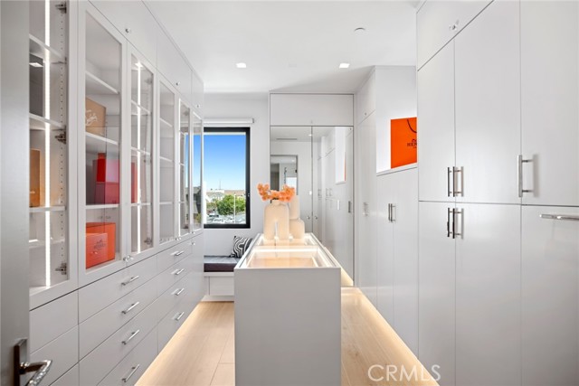 706 W Oceanfront, Newport Beach CA: https://media.crmls.org/medias/2d337542-366a-41b9-a680-db149007ca08.jpg