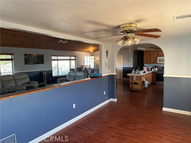 Detail Gallery Image 4 of 30 For 12341 Milpas Dr, Apple Valley,  CA 92307 - 3 Beds | 2 Baths