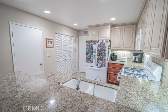 Detail Gallery Image 10 of 22 For 23732 via Tomas, Valencia,  CA 91355 - 3 Beds | 3 Baths