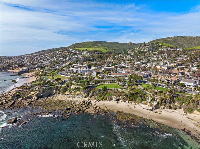 240 Moss Street, Laguna Beach CA: https://media.crmls.org/medias/2d3d9925-1e00-4ee5-a5e1-b76823322ef6.jpg