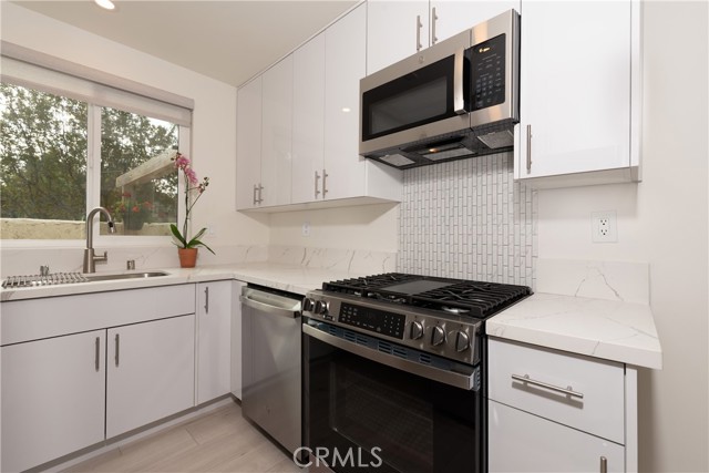 Detail Gallery Image 11 of 27 For 6201 Shoup Ave #66,  Woodland Hills,  CA 91367 - 1 Beds | 2 Baths