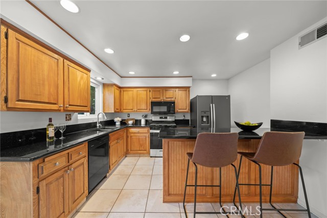 Detail Gallery Image 14 of 45 For 5017 Cartwright #3,  North Hollywood,  CA 91601 - 4 Beds | 2/1 Baths