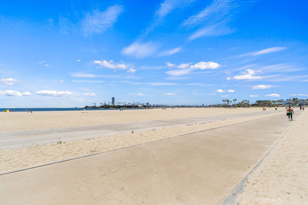 https://media.crmls.org/medias/2d4813e4-fffe-4424-97bc-bc5342c62e83.jpg?preset=X-Large