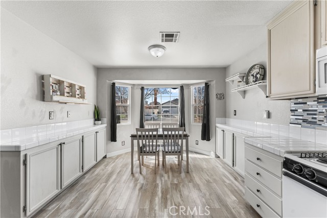 Detail Gallery Image 11 of 27 For 44840 Fenhold, Lancaster,  CA 93535 - 3 Beds | 2 Baths