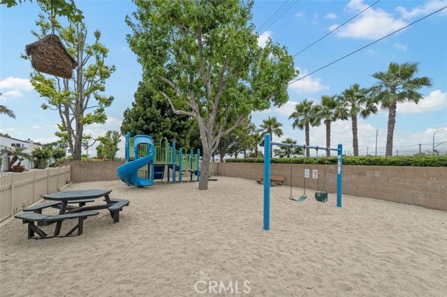 Detail Gallery Image 40 of 44 For 63 Seacrest Ct, Long Beach,  CA 90803 - 4 Beds | 3 Baths