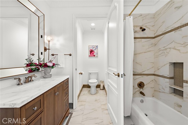 Detail Gallery Image 10 of 75 For 530 Kings Rd, Newport Beach,  CA 92663 - 5 Beds | 4/3 Baths