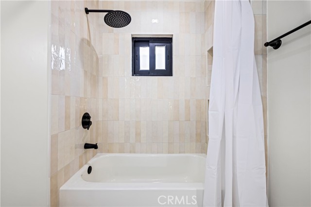 Detail Gallery Image 10 of 33 For 16245 Chatsworth St, Granada Hills,  CA 91344 - 3 Beds | 2/1 Baths