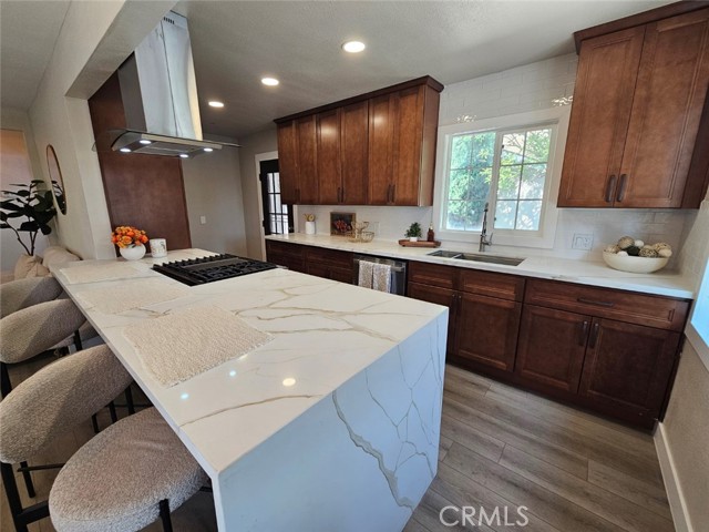 Detail Gallery Image 8 of 21 For 9951 Glencrest Cir, Sun Valley,  CA 91504 - 4 Beds | 3 Baths
