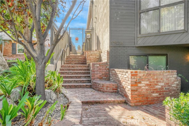 12938 Valleyheart Drive, Studio City CA: https://media.crmls.org/medias/2d5d32a3-66cb-46d3-9e6c-c868d895e37d.jpg