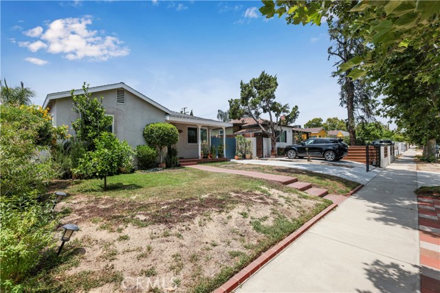 6219 1/2 Agnes Avenue, North Hollywood CA: https://media.crmls.org/medias/2d5d82bb-92fa-4438-a9a8-4645ff1d78ba.jpg
