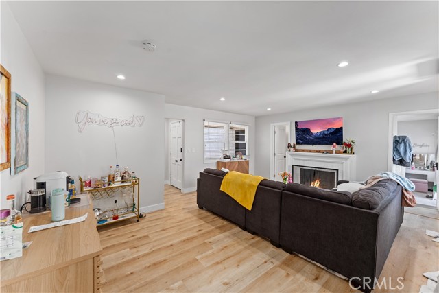 923 W Maple Avenue, Orange CA: https://media.crmls.org/medias/2d5fc4f7-22bd-432b-82ed-dea83bb42709.jpg