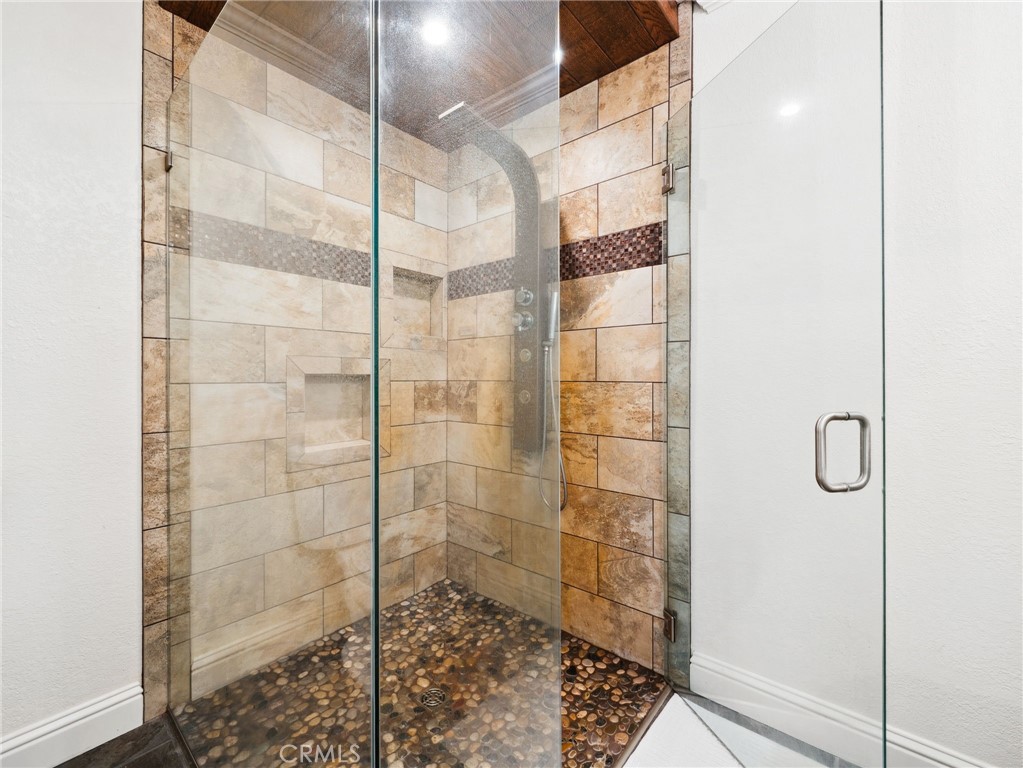 https://media.crmls.org/medias/2d632013-bfaf-44de-818d-8900e1a5c0fe.jpg?preset=X-Large