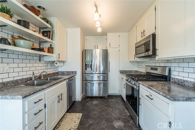 Detail Gallery Image 9 of 38 For 2784 W Pepper Tree Dr, Anaheim,  CA 92801 - 3 Beds | 2 Baths