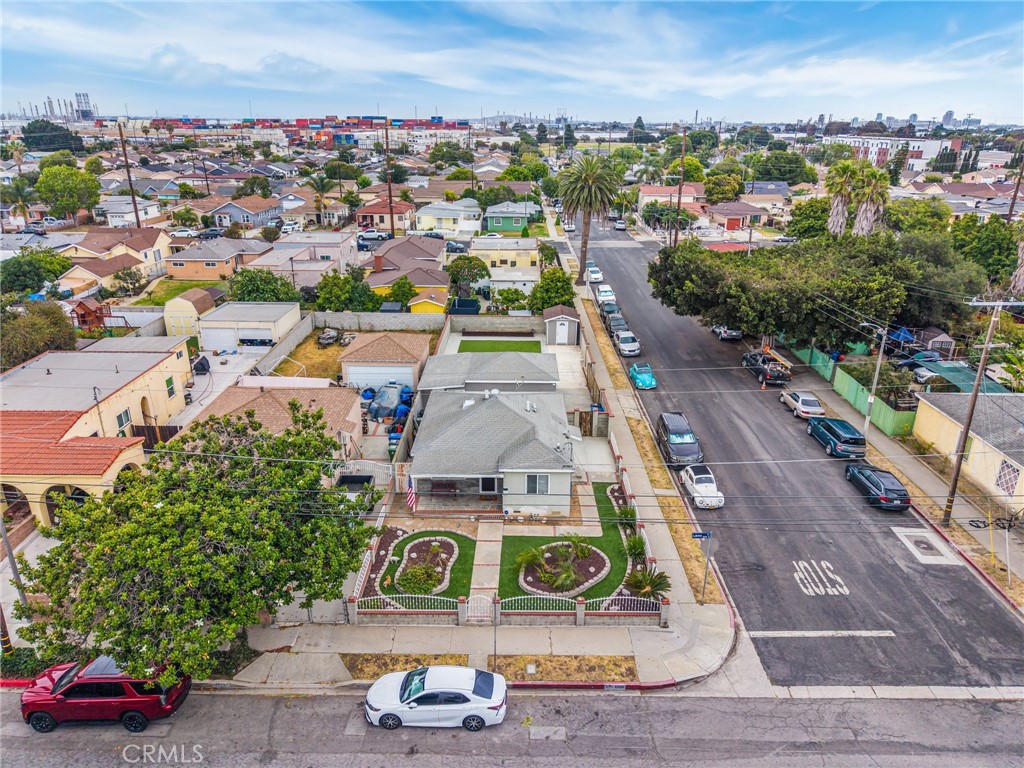 https://media.crmls.org/medias/2d6749f2-00e9-4f8f-bfc4-b8345a0d7850.jpg?preset=X-Large