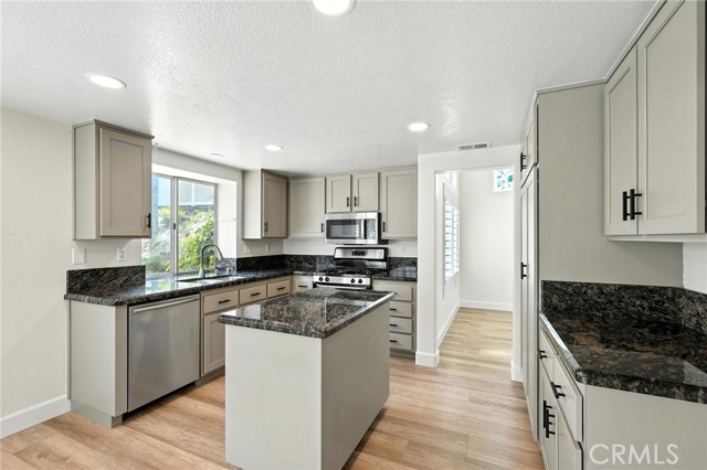 251 Royal Glen Drive, Fallbrook CA: https://media.crmls.org/medias/2d67c739-f1c8-45bd-8523-92486f4d63e9.jpg