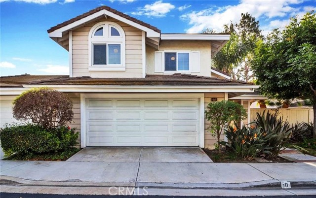 10 Cedarlake 4 Irvine, California Located within the prestigious Lakeside Community of Woodbridge. This 3 bedroom, two and a half bath home is just steps from the South Lake. Spacious floor plan with vaulted ceilings, skylight, custom fireplace and dining room that opens up to an outside entertaining area with designer built bar and barbeque. Kitchen offers chef inspired appliances including built-in dual oven, executive cook top stove and extended granite island for extra prep space and seating. Wood flooring, updated windows, custom entertainment center with surround sound speakers. Master bath includes dual sinks and oversized custom-built shower. Huge walk in closet, plus large master suite with retreat that can be used as an office of quiet reading nook. Private laundry room with additional built-in storage area and attached direct garage access. Walking distance to award winning schools. Woodbridge provides numerous trails, over 20 pools, 16 spas and 20 tennis courts.