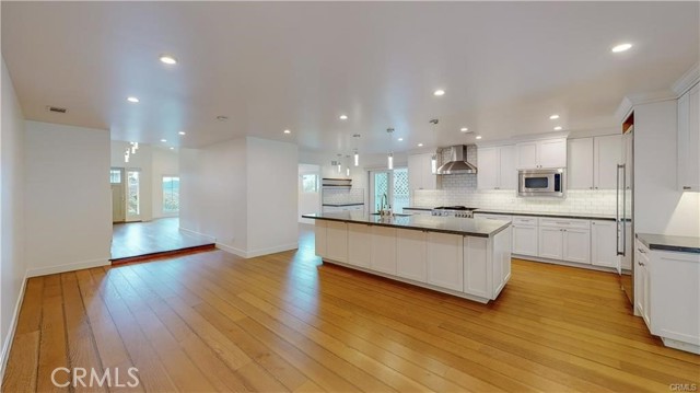 Detail Gallery Image 16 of 50 For 3119 Mesa Verde Dr, Burbank,  CA 91504 - 4 Beds | 3 Baths