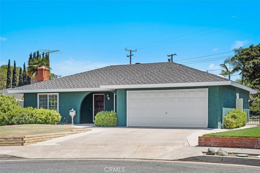 2233 E Everett Place
